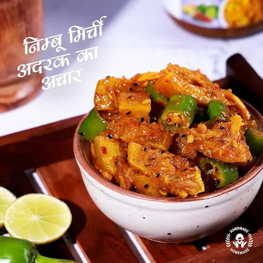 Bowl of spicy dish with green peppers and lime on a wooden tray, text overlay in a foreign language.